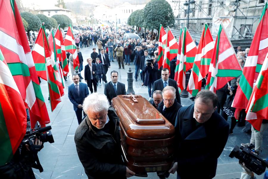 La iglesia de Santa María la Real de Azkoitia se ha quedado pequeña este sábado para acoger a los cientos de personas que han asistido al funeral por el alma del expresidente del PNV Xabier Arzalluz, fallecido el pasado a los 86 años.