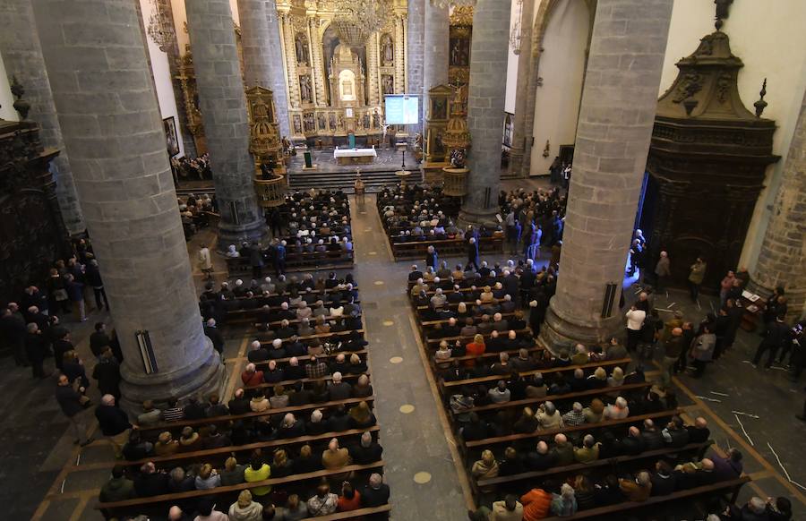 La iglesia de Santa María la Real de Azkoitia se ha quedado pequeña este sábado para acoger a los cientos de personas que han asistido al funeral por el alma del expresidente del PNV Xabier Arzalluz, fallecido el pasado a los 86 años.