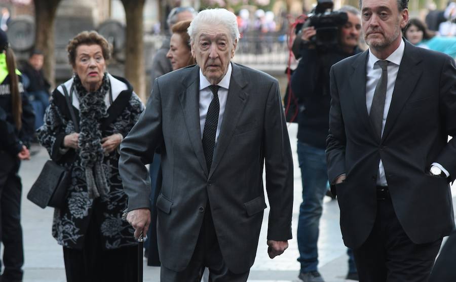 La iglesia de Santa María la Real de Azkoitia se ha quedado pequeña este sábado para acoger a los cientos de personas que han asistido al funeral por el alma del expresidente del PNV Xabier Arzalluz, fallecido el pasado a los 86 años.