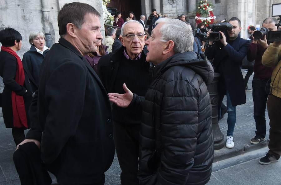 La iglesia de Santa María la Real de Azkoitia se ha quedado pequeña este sábado para acoger a los cientos de personas que han asistido al funeral por el alma del expresidente del PNV Xabier Arzalluz, fallecido el pasado a los 86 años.