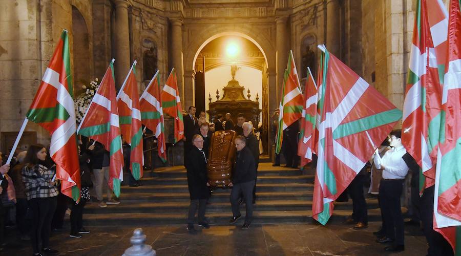 La iglesia de Santa María la Real de Azkoitia se ha quedado pequeña este sábado para acoger a los cientos de personas que han asistido al funeral por el alma del expresidente del PNV Xabier Arzalluz, fallecido el pasado a los 86 años.