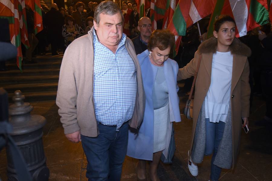 La iglesia de Santa María la Real de Azkoitia se ha quedado pequeña este sábado para acoger a los cientos de personas que han asistido al funeral por el alma del expresidente del PNV Xabier Arzalluz, fallecido el pasado a los 86 años.