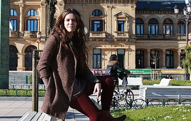 Aitzole Araneta, la candidata de Podemos a la Alcaldía donostiarra, posa ante el Ayuntamiento de San Sebastián. 