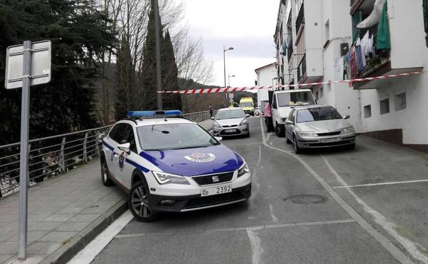 La calle Galicia permanece cortada por la Ertzaintza.