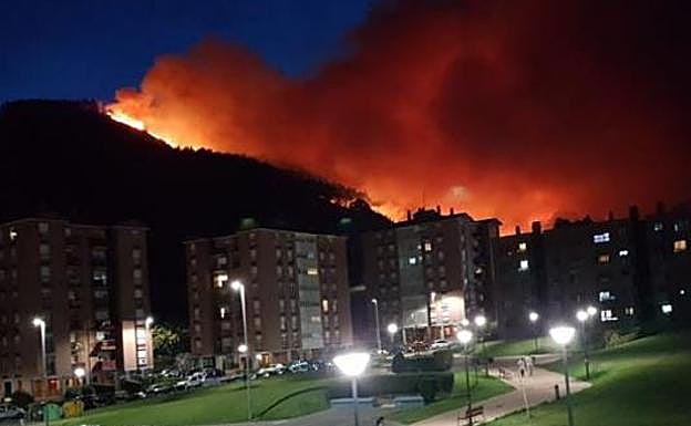 Impresionante vista del incendio desde Muskiz.