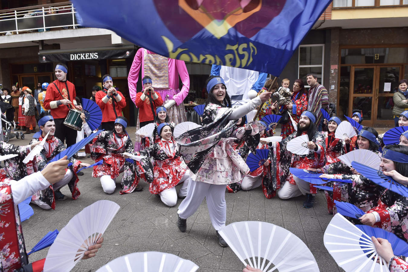 Astelenitak hartu du Tolosa eta, eguraldia lagun, kaleak bete dituzte mozorro eta jaien zaleek.