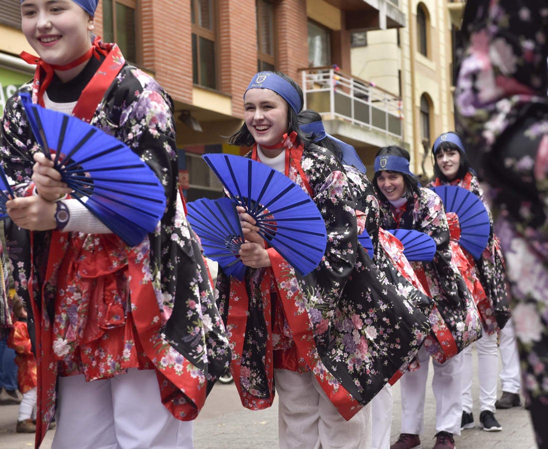 Astelenitak hartu du Tolosa eta, eguraldia lagun, kaleak bete dituzte mozorro eta jaien zaleek.