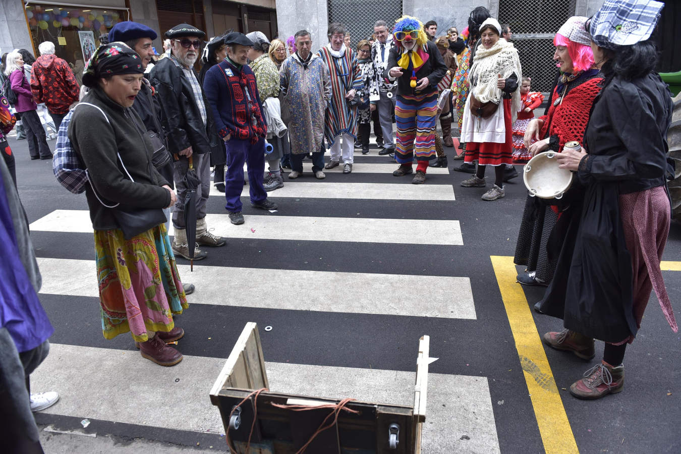 Astelenitak hartu du Tolosa eta, eguraldia lagun, kaleak bete dituzte mozorro eta jaien zaleek.