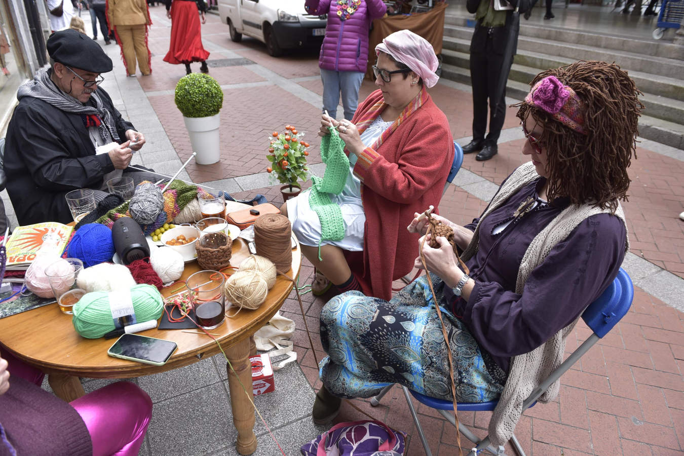 Astelenitak hartu du Tolosa eta, eguraldia lagun, kaleak bete dituzte mozorro eta jaien zaleek.