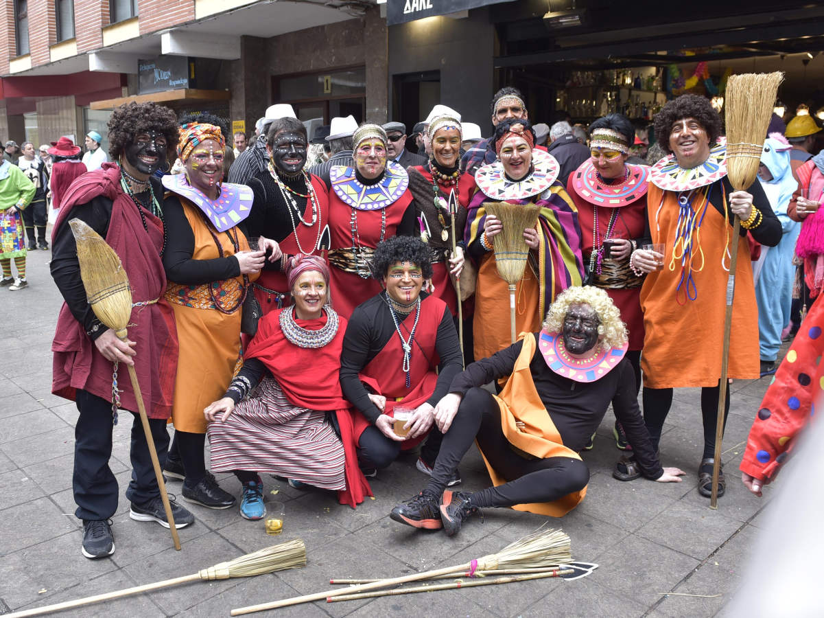 Astelenitak hartu du Tolosa eta, eguraldia lagun, kaleak bete dituzte mozorro eta jaien zaleek.