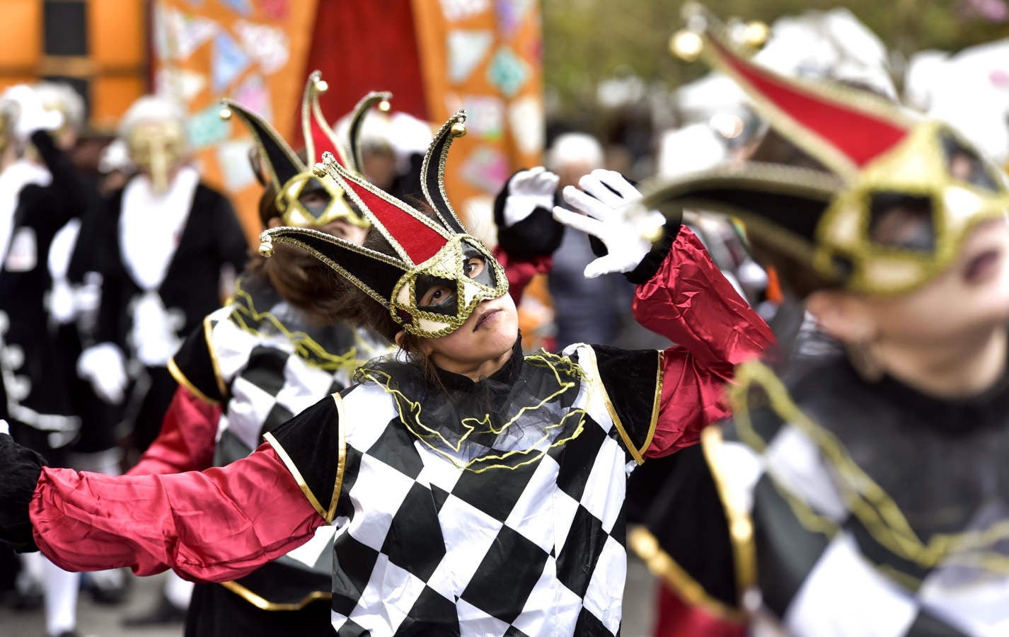 Astelenitak hartu du Tolosa eta, eguraldia lagun, kaleak bete dituzte mozorro eta jaien zaleek.