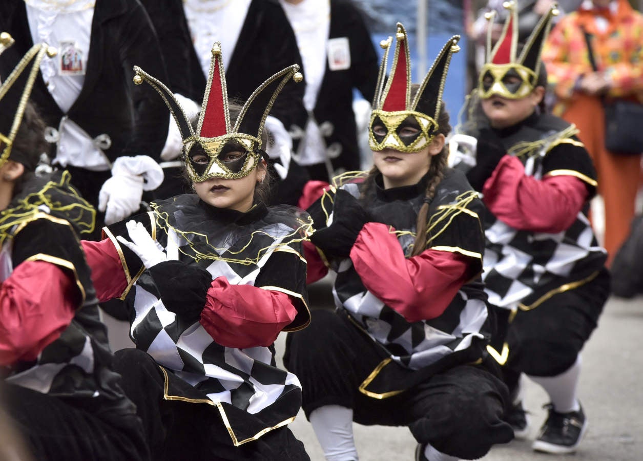 Astelenitak hartu du Tolosa eta, eguraldia lagun, kaleak bete dituzte mozorro eta jaien zaleek.