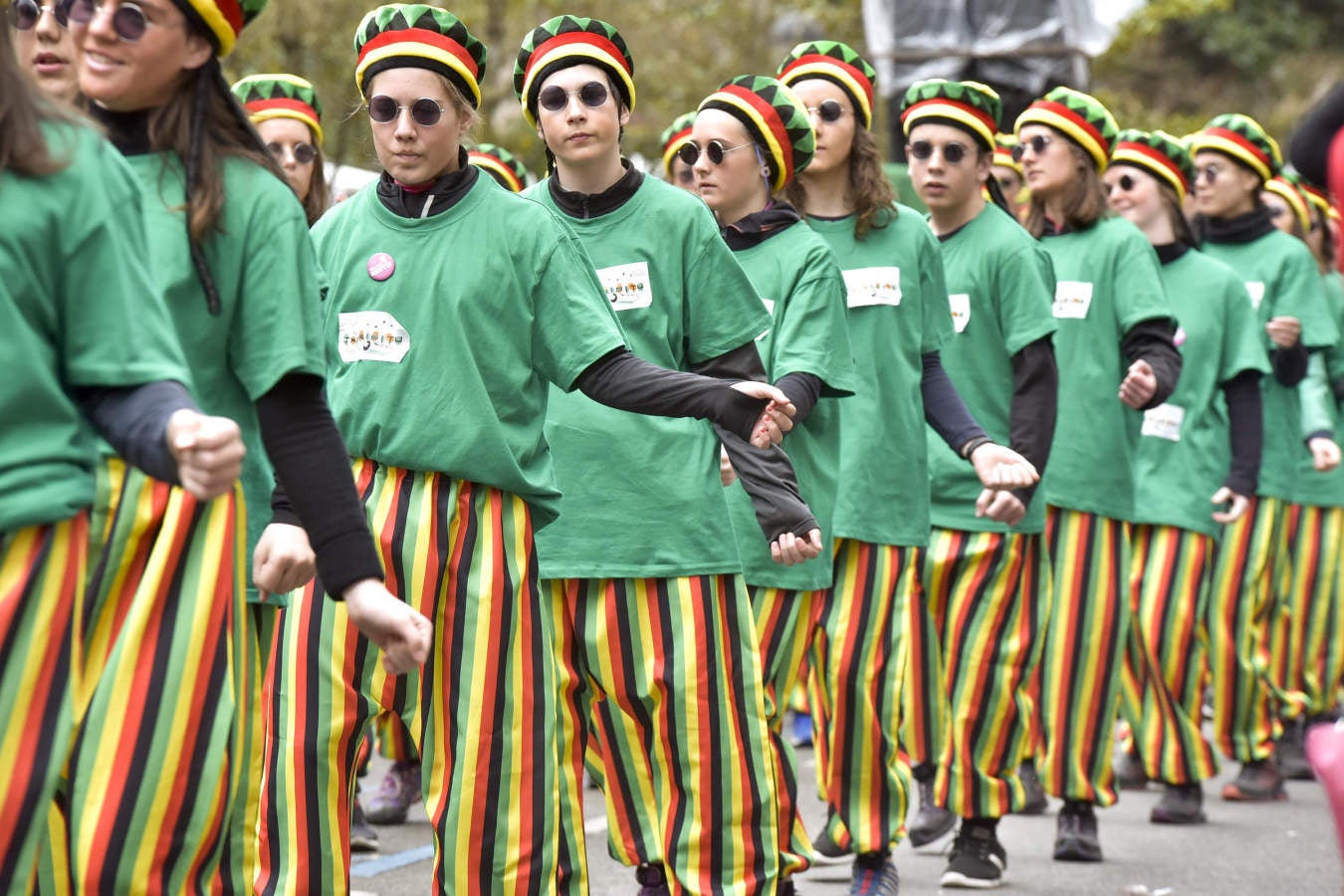 Astelenitak hartu du Tolosa eta, eguraldia lagun, kaleak bete dituzte mozorro eta jaien zaleek.