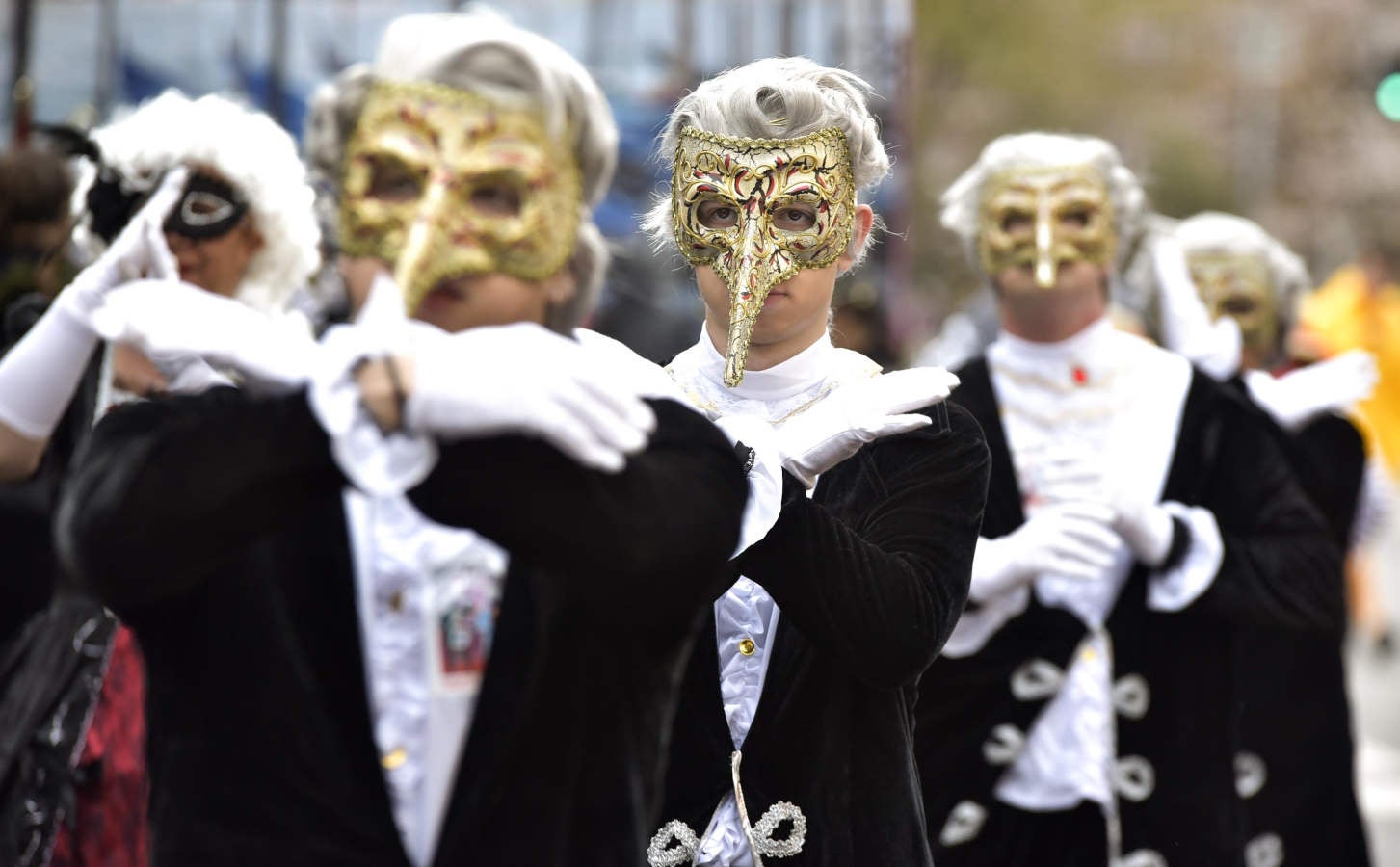 Astelenitak hartu du Tolosa eta, eguraldia lagun, kaleak bete dituzte mozorro eta jaien zaleek.