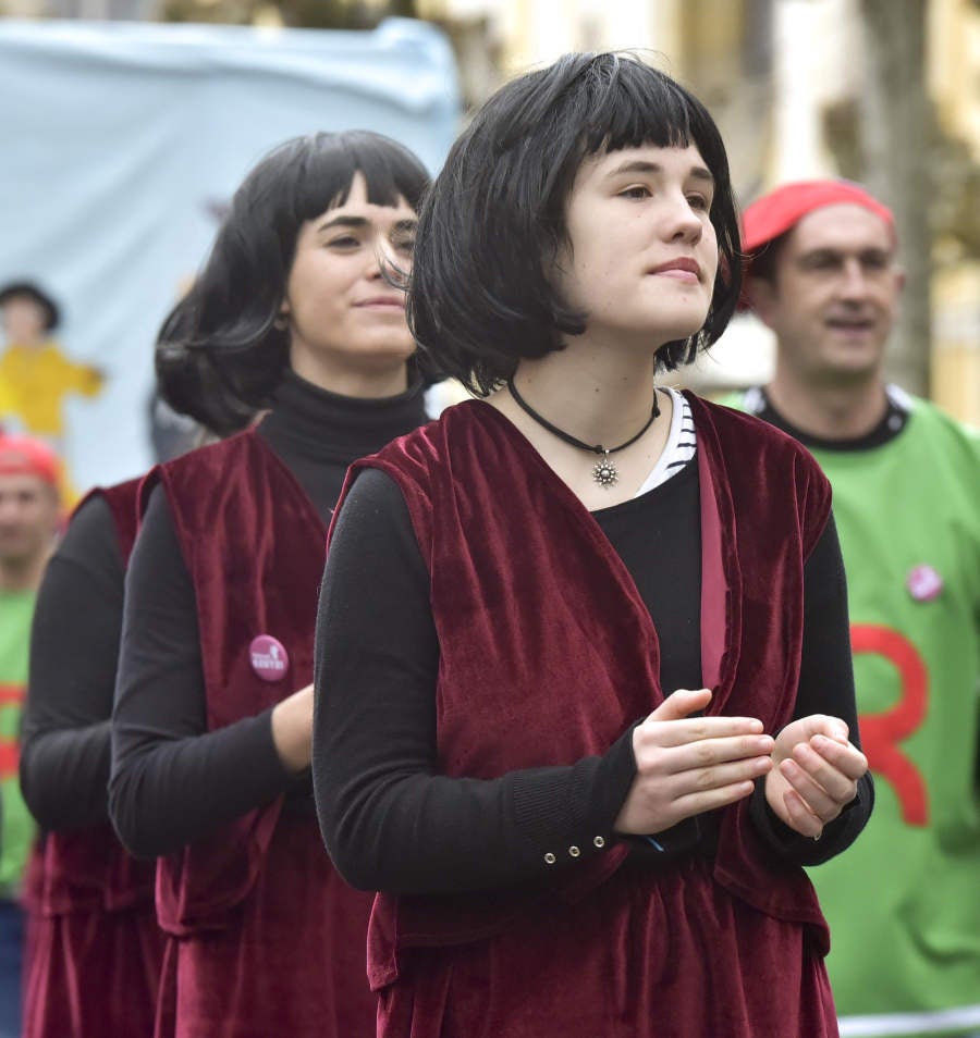 Astelenitak hartu du Tolosa eta, eguraldia lagun, kaleak bete dituzte mozorro eta jaien zaleek.