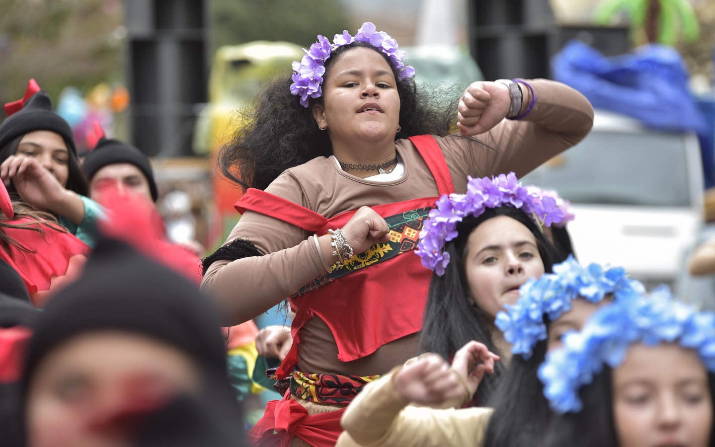 Astelenitak hartu du Tolosa eta, eguraldia lagun, kaleak bete dituzte mozorro eta jaien zaleek.