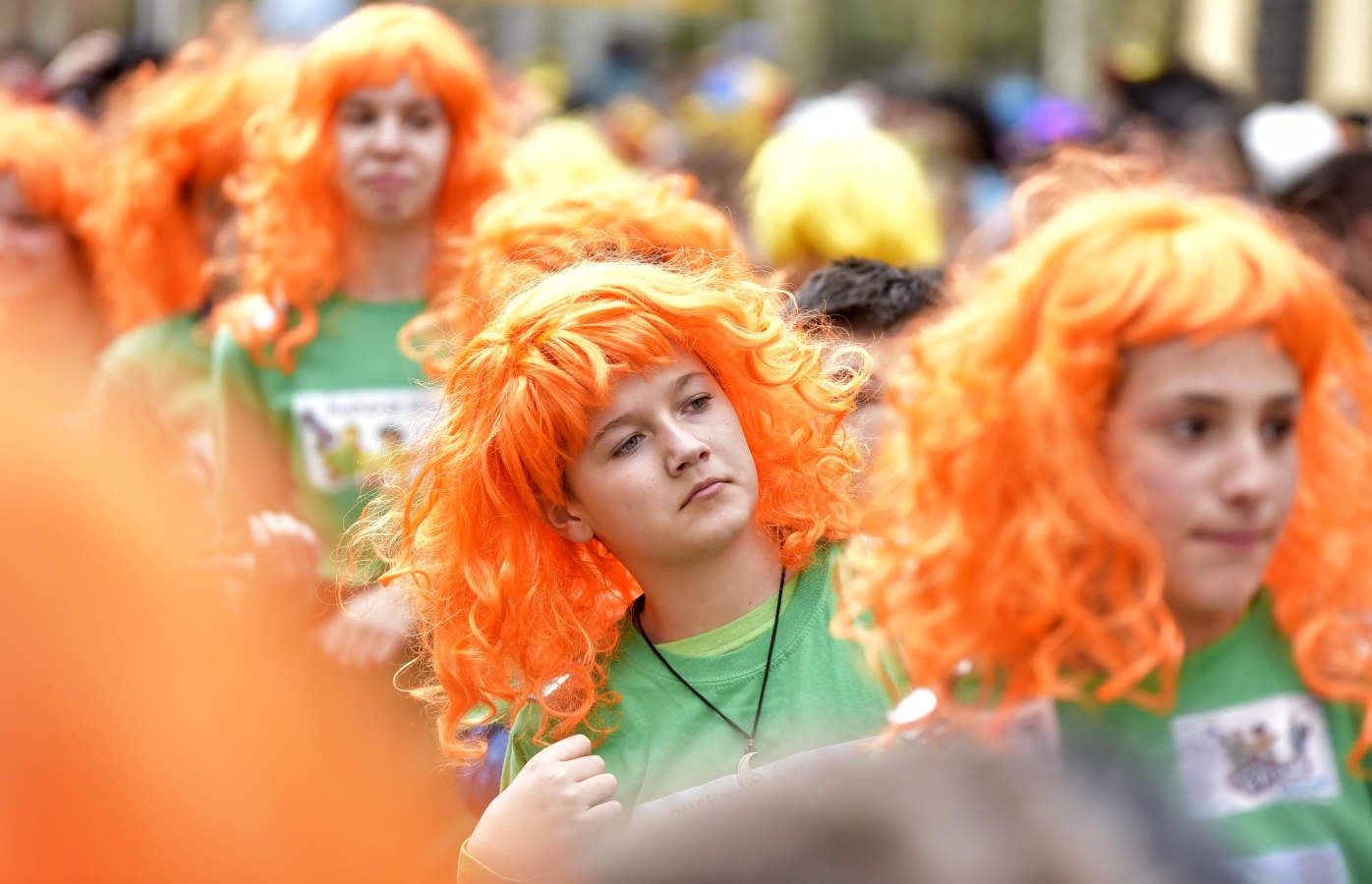 Astelenitak hartu du Tolosa eta, eguraldia lagun, kaleak bete dituzte mozorro eta jaien zaleek.