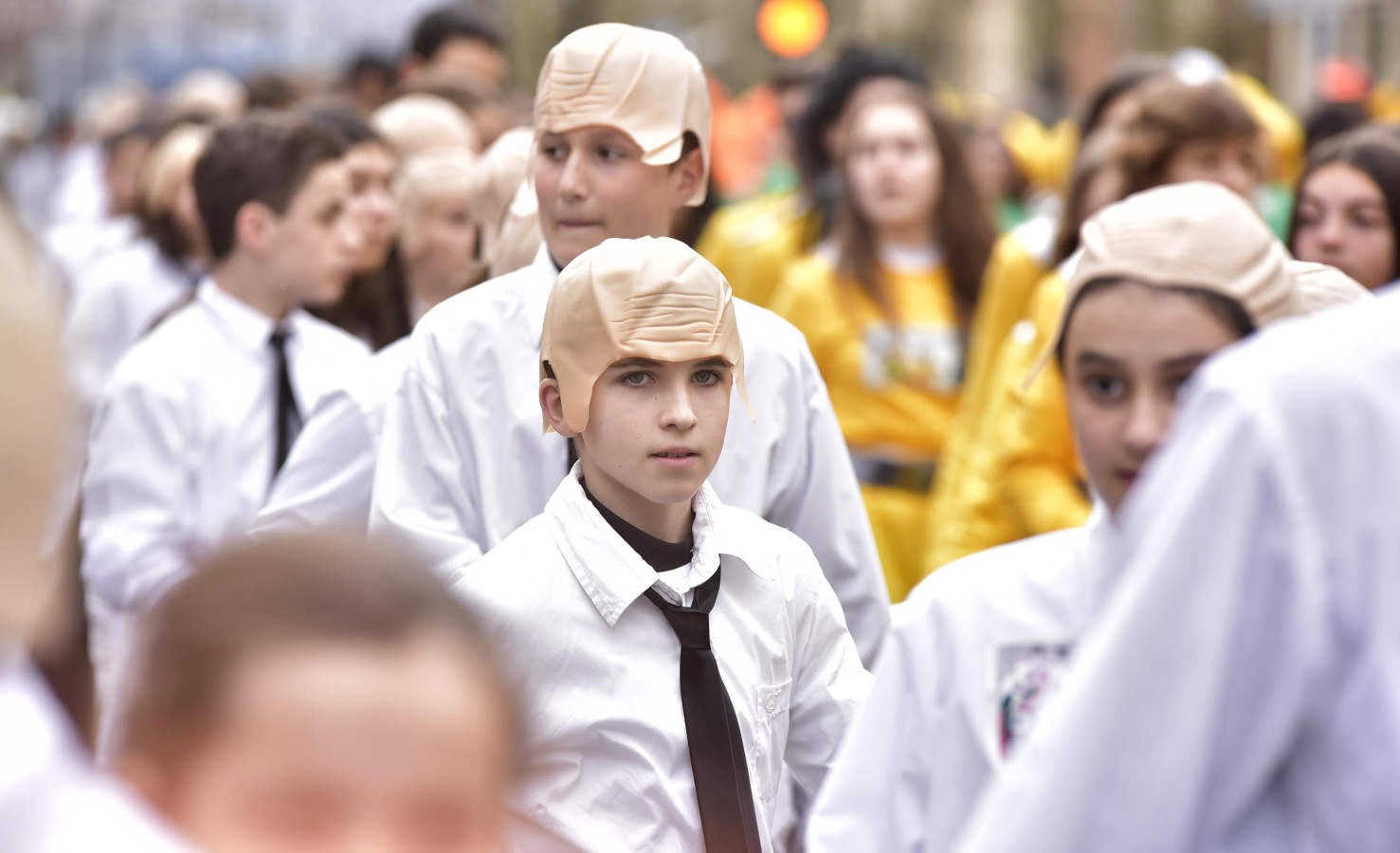 Astelenitak hartu du Tolosa eta, eguraldia lagun, kaleak bete dituzte mozorro eta jaien zaleek.