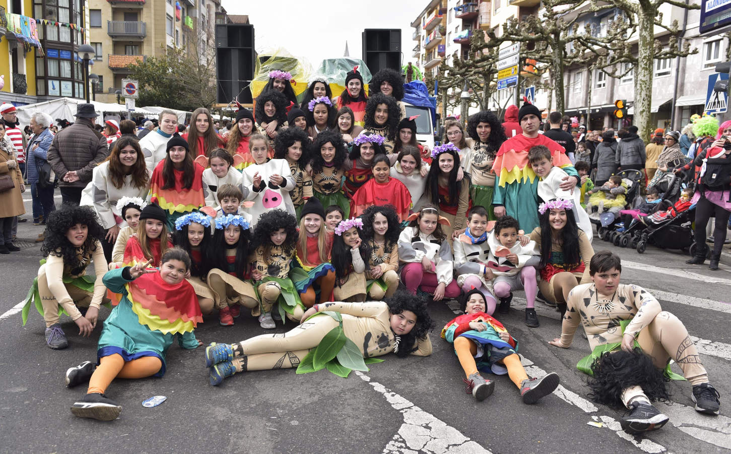 Astelenitak hartu du Tolosa eta, eguraldia lagun, kaleak bete dituzte mozorro eta jaien zaleek.