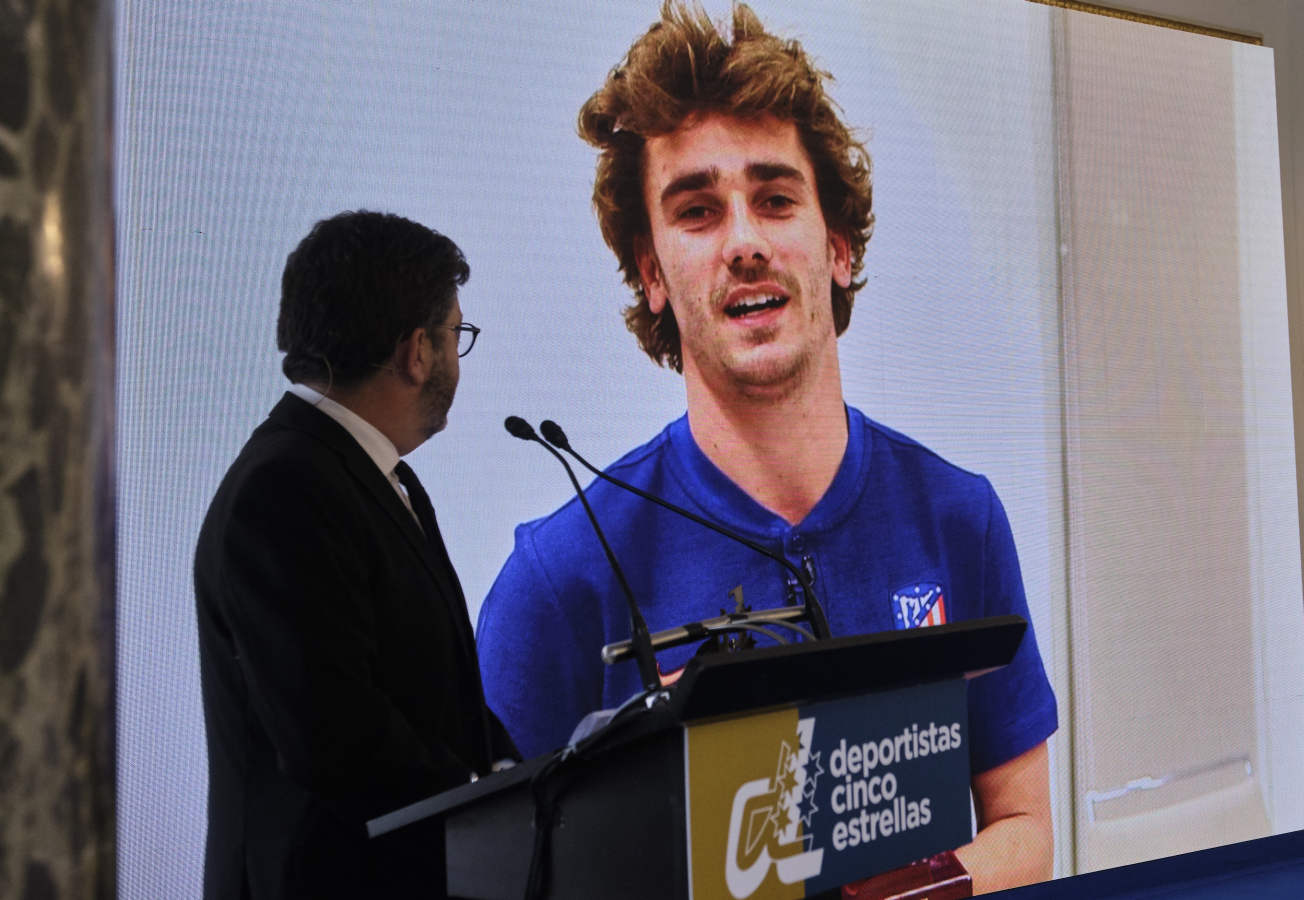 La segunda edición de los premios 'Cinco Estrellas', organizados por EL DIARIO VASCO, han tenido lugar este lunes en el Hotel Maria Cristina de la capital guipuzcoana. El principal galardón ha recaido en la figura de Antoine Griezmann, exjugador de la RealSociedad, actualmente en las filas del Atlético de Madrid y que se ha llevado el premio por su reciente título de Campeón del Mundo logrado en Rusia el verano pasado con la selección francesa y la Europa League, lograda con el Atlético de Madrid.