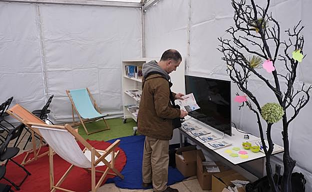 La carpa también cuenta con una pequeña biblioteca permanente.