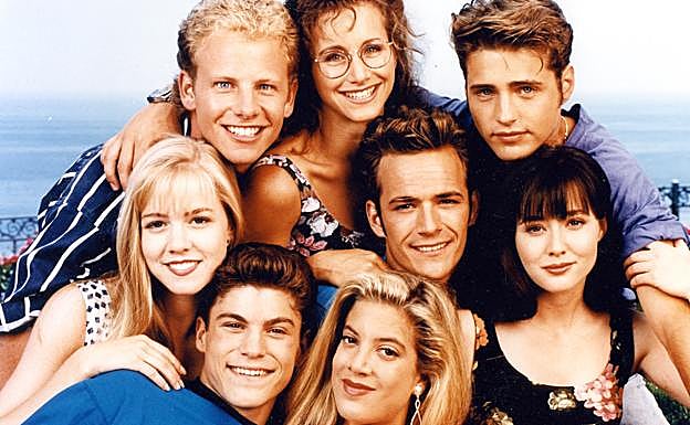 Un joven Luke Perry junto al resto del elenco de 'Sensación de vivir'.