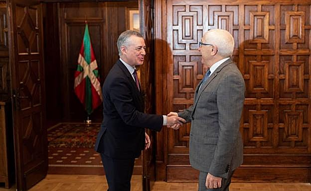 El lehendakari, Iñigo Urkullu, y el presidente de la Mancomunidad de Iparralde y alcalde de Bayona, Jean-René Etchegaray, se saludan en Vitoria.