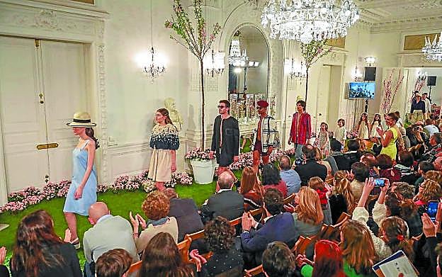 Un momento del desfile de moda celebrado en el Palacio de Miramar. 