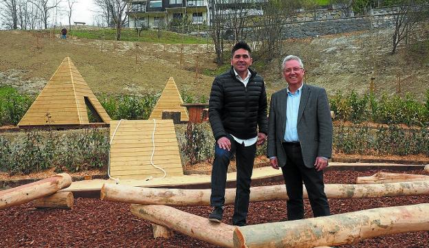 Urtubi. El alcalde Mikel Serrano y el diputado José Ignacio Asensio en el parque infantil. 