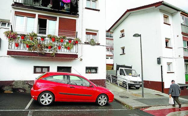 Vecinos dicen haber visto a la madre «deambulando con el bebé horas antes» en Arrasate