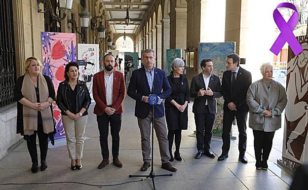 Lectura de la declaración institucional aprobada por unanimidad por el Gobierno foral con motivo del Día de la Mujer.