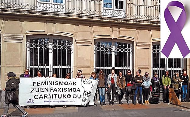 Concentración de Euskal Herriko Mugimendu feminista, ayer frente a la Cámara vasca.