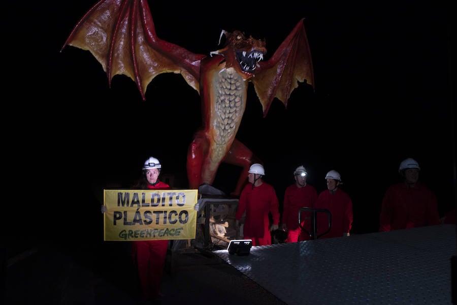 Los dragones han vuelto este martes por la mañana a San Juan de Gaztelugatxe, pero esta vez no se ha tratado de un nuevo rodaje de la serie 'Juego de Tronos''. Greenpeace ha aprovechado el tirón de esta producción, cuya última temporada se estrena el próximo 14 de abril, para impulsar su campaña en la localización de la fantástica Rocadragón contra los envoltorios plásticos desechables o de un solo uso, «una amenaza mucho más real que los caminantes blancos»,