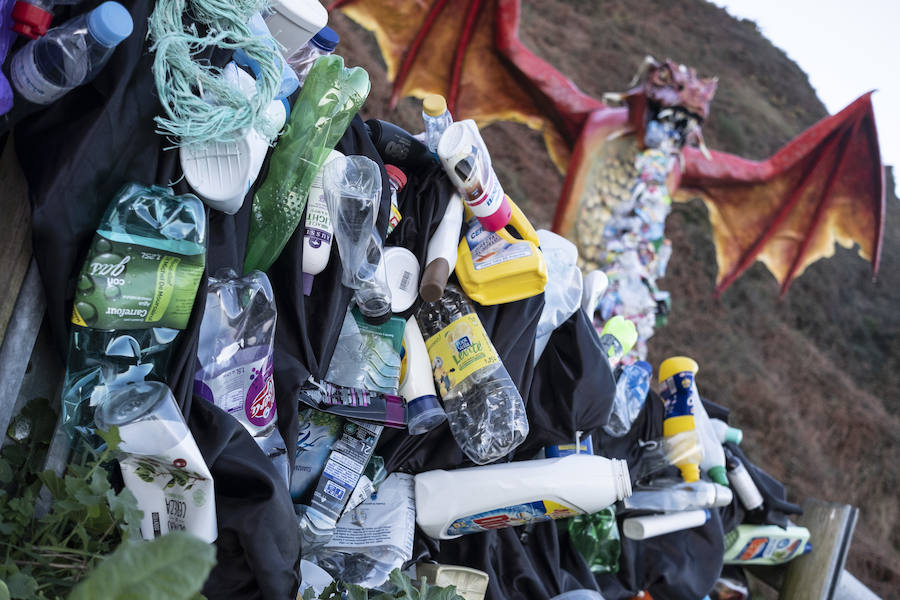 Los dragones han vuelto este martes por la mañana a San Juan de Gaztelugatxe, pero esta vez no se ha tratado de un nuevo rodaje de la serie 'Juego de Tronos''. Greenpeace ha aprovechado el tirón de esta producción, cuya última temporada se estrena el próximo 14 de abril, para impulsar su campaña en la localización de la fantástica Rocadragón contra los envoltorios plásticos desechables o de un solo uso, «una amenaza mucho más real que los caminantes blancos»,