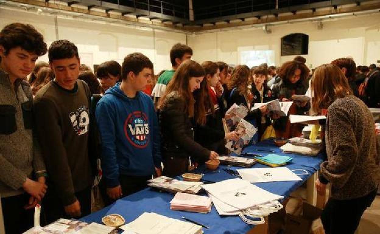 Estudiantes en el Salón Gela.