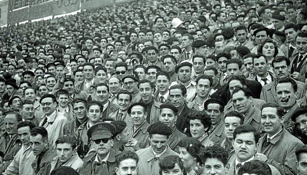 Público en las gradas de Atocha.