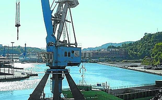 Una grúa de las que operan en el Puerto de Pasaia.
