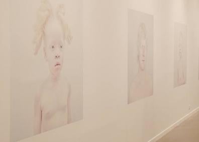 Imagen secundaria 1 - En la foto superior, de izquierda a derecha, Carla van de Puttelaar, Hellen van Meene y Sanne De Wilde, cuyas obras pueden verse en la foto del centro. Las de la fotografía más pequeña corresponden a van de Puttelaar.