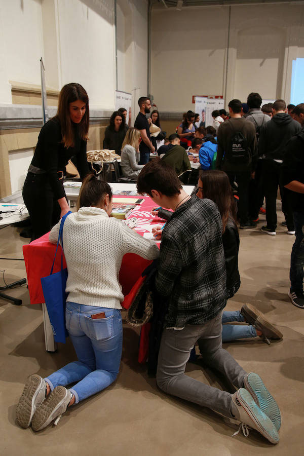 epresentantes de los 19 centros educativos que participan en la nueva edición del Salón de Educación Gela en el centro cultural Tabakalera de San Sebastián.