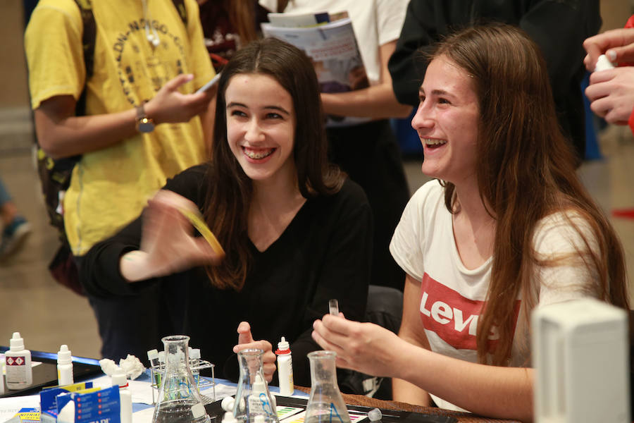 epresentantes de los 19 centros educativos que participan en la nueva edición del Salón de Educación Gela en el centro cultural Tabakalera de San Sebastián.