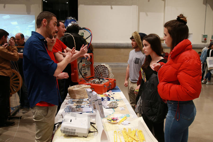 epresentantes de los 19 centros educativos que participan en la nueva edición del Salón de Educación Gela en el centro cultural Tabakalera de San Sebastián.