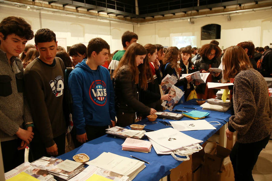 epresentantes de los 19 centros educativos que participan en la nueva edición del Salón de Educación Gela en el centro cultural Tabakalera de San Sebastián.