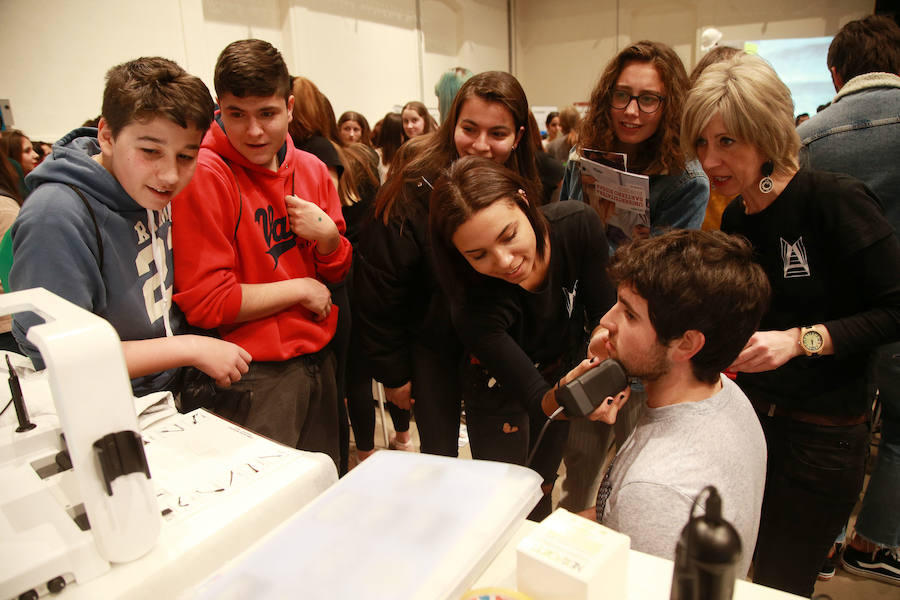 epresentantes de los 19 centros educativos que participan en la nueva edición del Salón de Educación Gela en el centro cultural Tabakalera de San Sebastián.
