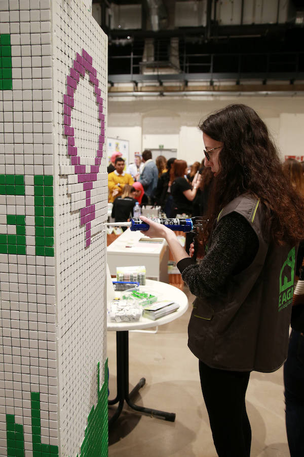 epresentantes de los 19 centros educativos que participan en la nueva edición del Salón de Educación Gela en el centro cultural Tabakalera de San Sebastián.