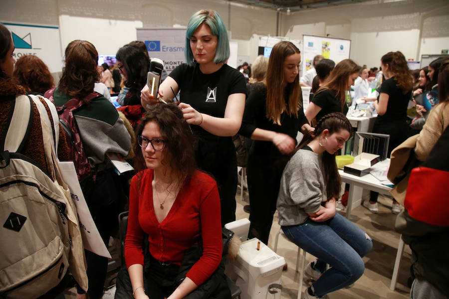 epresentantes de los 19 centros educativos que participan en la nueva edición del Salón de Educación Gela en el centro cultural Tabakalera de San Sebastián.