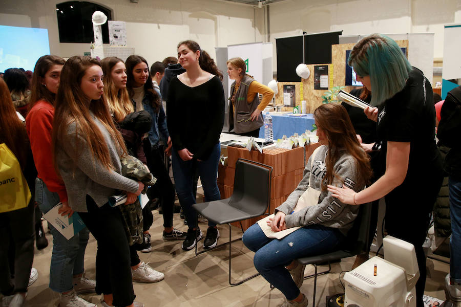 epresentantes de los 19 centros educativos que participan en la nueva edición del Salón de Educación Gela en el centro cultural Tabakalera de San Sebastián.
