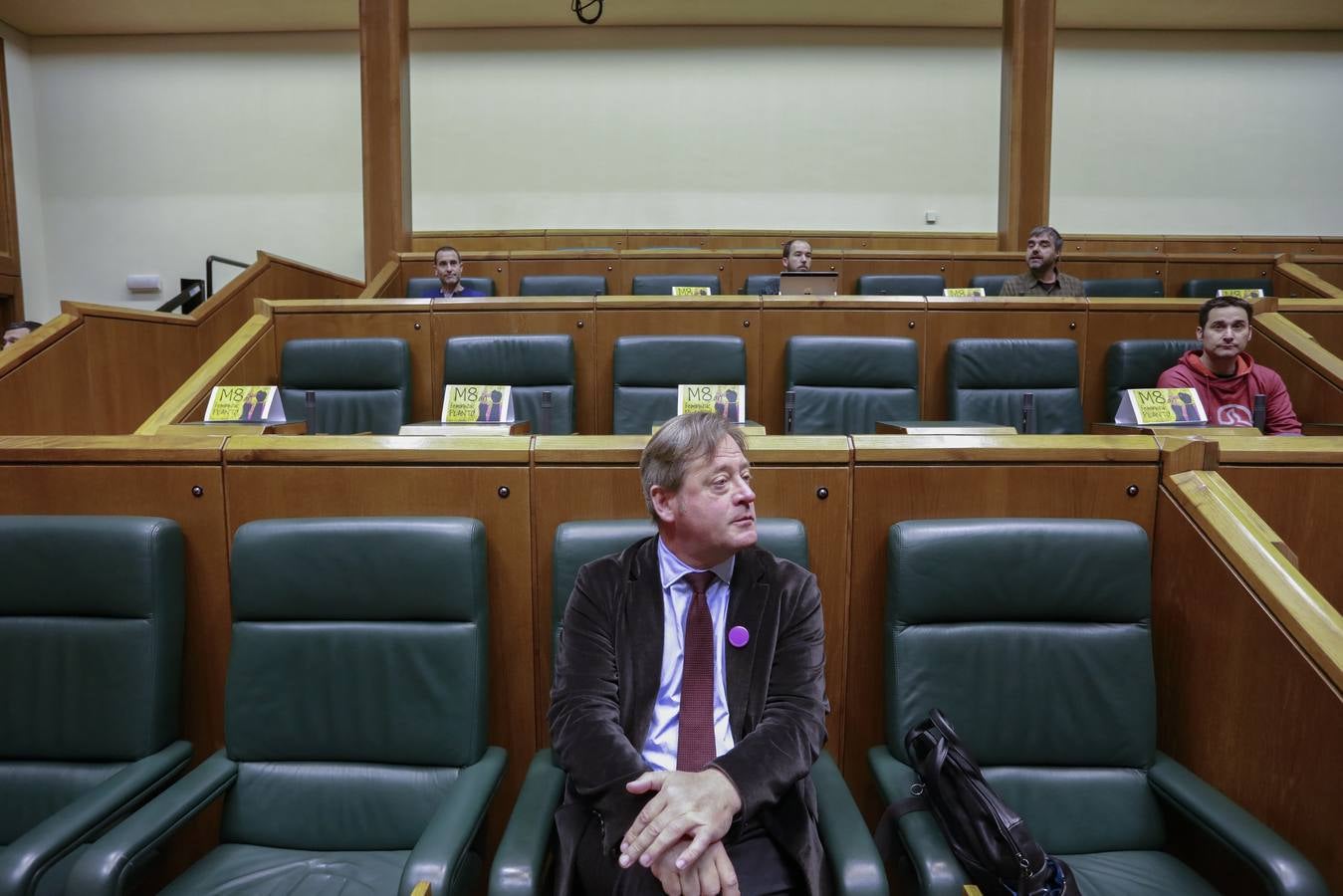 La falta de quorum en el Parlamento Vasco por la ausencia en la Cámara de la mayoría de las parlamentarias con motivo de la huelga feminista convocada este viernes ha provocado la suspensión del pleno de control programado por primera vez por una huelga.