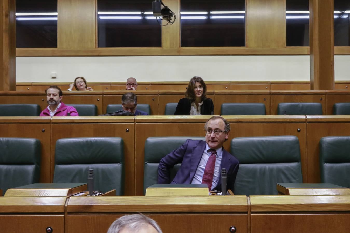 La falta de quorum en el Parlamento Vasco por la ausencia en la Cámara de la mayoría de las parlamentarias con motivo de la huelga feminista convocada este viernes ha provocado la suspensión del pleno de control programado por primera vez por una huelga.