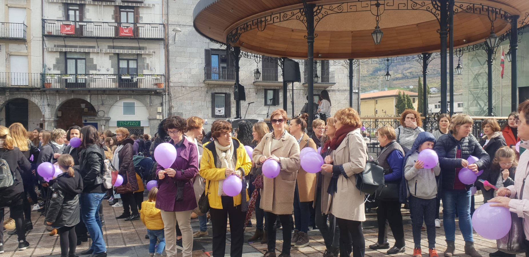 En buena parte de las localidades de Gipuzkoa las mujeres han salido a la calle para reivindicar sus derechos en el Día Internacional de la Mujer. El acto más multitudinario ha tenido lugar a las 12.00 horas con una concentración en el Boulevard de San Sebastián