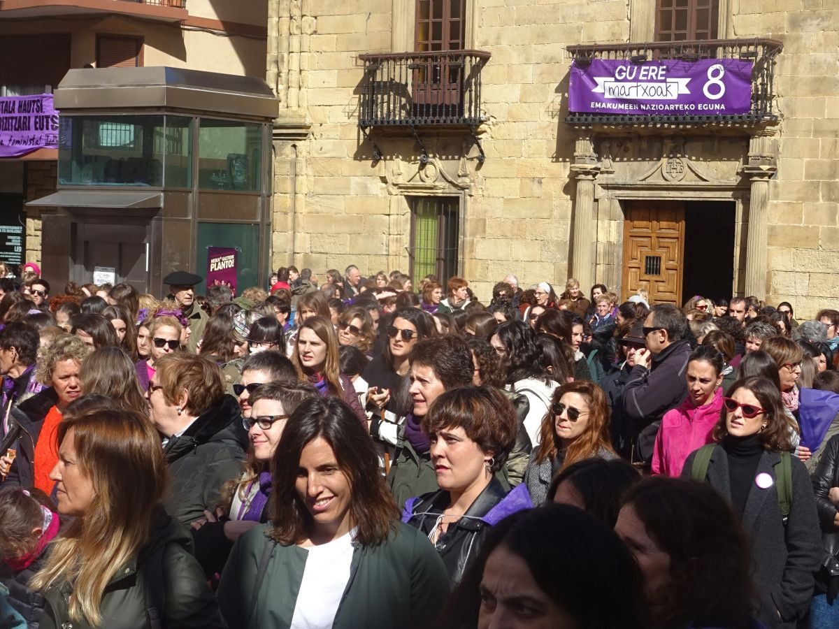 En buena parte de las localidades de Gipuzkoa las mujeres han salido a la calle para reivindicar sus derechos en el Día Internacional de la Mujer. El acto más multitudinario ha tenido lugar a las 12.00 horas con una concentración en el Boulevard de San Sebastián
